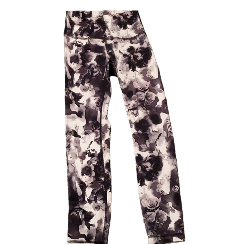 #414 Lululemon legging black floral size 4 b256